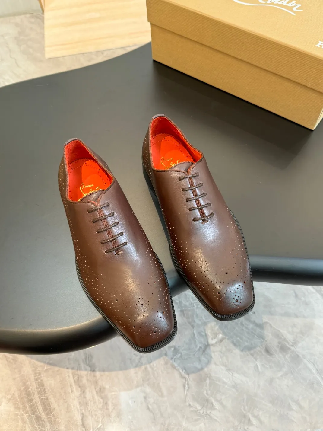 💰960 Christia*.Loubouti* high-end men's business formal leather shoes, original genuine cowhide red sole, imported Italian cowhide outsole, first-layer cowhide, water-dyed cowhide lining, high-end luxury. Size: 39-44 (customized at 38.45.46)✅